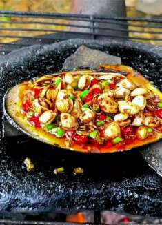 水坑里捡了一些海瓜子，放石板上烤一下，香辣可口太美味了