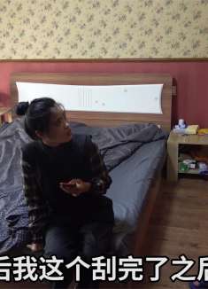 小伙作死把女朋友的表妹的眉毛给推了，结果被女友表妹暴打！