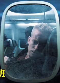 飞机飞行时遇到风暴，男人通过窗户往外看，被吓得瘫坐在地上