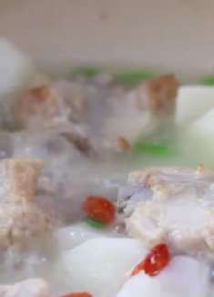 排骨不管怎么做,切记不要直接焯水,教你一招,鲜嫩汤白不腥不柴