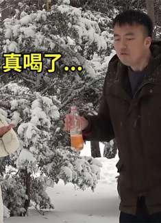 小伙找朋友把女朋友手机粘在地上就跑，还让朋友拿脏水呲她手机！