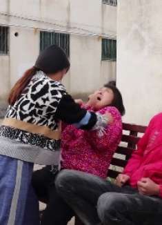 毛妹路边说路人闲话，最后被路人教育，结局太幽默了