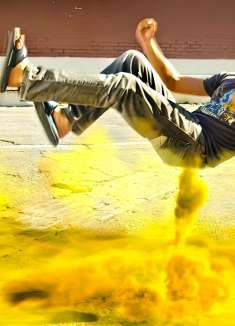 外国小哥开启放屁比赛，有人直接用打火机点燃了屁，瞬间飞了起来