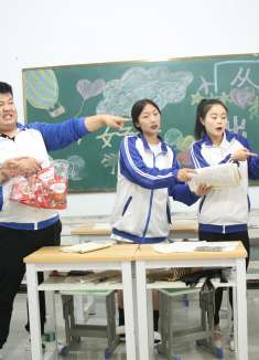 同学们的作业笔迹一模一样？老师让马三胖查明情况，到底咋回事呢