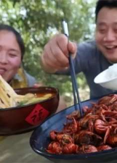 胖妹突发奇想，5袋牛奶熬汤底，做豪华版麻辣烫，馋的老公泪汪汪