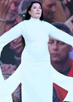 行为艺术教母，一句话让 20 万人静默