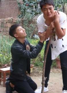 大哥辛苦供弟弟上大学，谁知弟弟的女友把哥哥赶走，弟弟做法令人