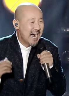 我天！别让腾格尔唱情歌了！漠河舞厅吊打戚薇，网友：破防了