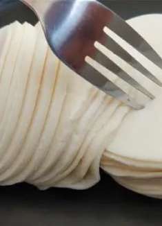 饺子皮又出新做法，加一个菠萝，扔进滚烫的油锅，瞬间变美食