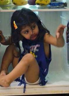 妈妈吞药自杀，2岁娃娃与尸体待了12小时，根据真实事件改编