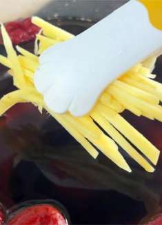 把生姜红枣放到可乐里，出锅就是女人滋养汤，夏天多喝不怕空调病