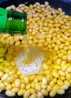把啤酒倒入黄豆中，瞬间变成美食，做一次吃半年，这做法第一次见
