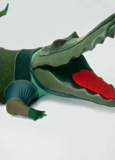 玩点大的！时尚广告「鳄鱼嘴里摆拍」