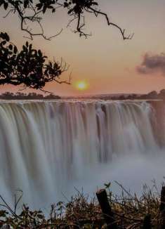 鸟瞰视角！穿越世界上最壮观的瀑布