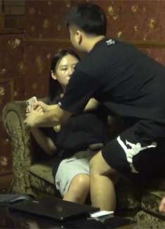 东北小伙故意给女朋友看自己拉其他女生手的照片，结果被女朋友暴打！