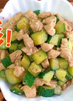两根黄瓜，1块鸡肉，做看奥运会的下酒好菜，清新爽口，吃的舒服