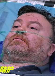 老外在超市晕倒,大姐全程陪护,背后一句话道出真相,纪录片