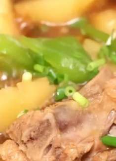 土豆搭配排骨真的太好吃了，简单一做，又香又嫩又入味，真解馋