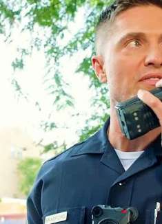 警察只是上个厕所，警车竟被涂鸦了！#菜鸟老警