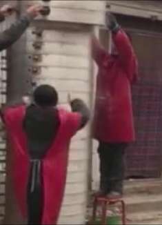 信不信？一会这掉地上的包子水洗一下，还会继续卖