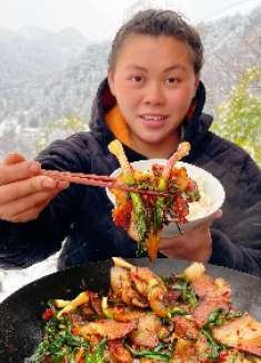 下大雪了，欧妹玩雪不怕冷，饿了炒一锅腊肉香辣下饭吃过瘾