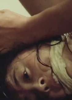 变态男子用钉子怒砸女孩脑袋，一句话竟让女孩因此丧命！