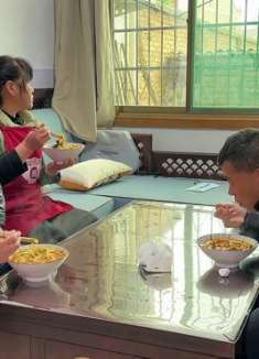 迎来了2022年的第一场雪，天气一下就冷了，做个暖和饭鸡丝肉烩饼