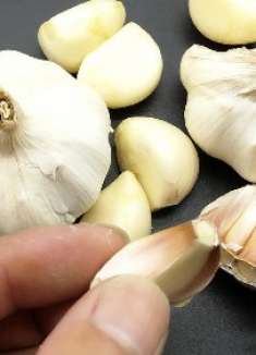剥大蒜別用手了，教你一个简单窍门，30秒能剥一大碗，太实用了