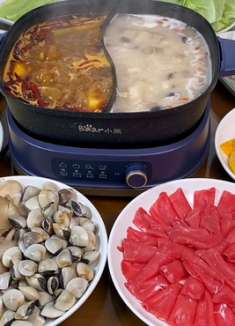 天气冷了，买个羊头和羊肚在家做火锅，麻辣鲜香越吃越停不下来