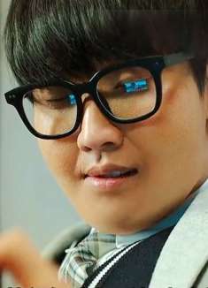 废柴小伙和黑老大互换身份，从此关系好混乱