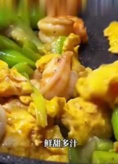 今日减脂菜单—丝瓜虾仁炒蛋，夏天当然要吃丝瓜啦，因为它清香绵甜