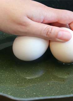 把鸡蛋放进滚烫的油锅里，出锅立马变成美食，头一次见这个吃法