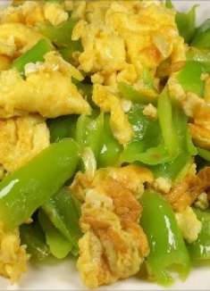 大厨教你尖椒炒鸡蛋最好吃的做法，青椒爽口，鸡蛋嫩滑，下酒下饭