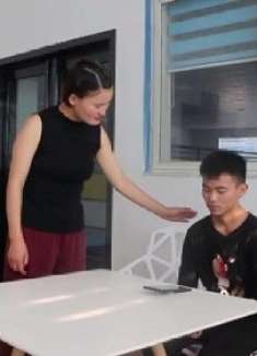 恶毒后妈在家欺负残疾儿子，看到儿子的做法不得不竖起大姆指