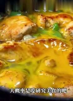 今日减脂菜单—青椒鸡胸烘蛋，那些每天都吃的食材，换个搭配方式，有时候真的会给人惊喜！