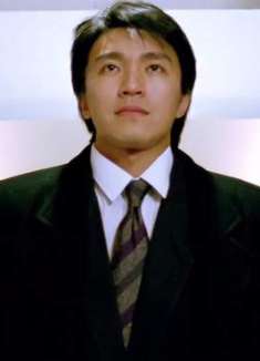 赌圣：星爷模仿赌神装扮出场，上一秒还很帅，下一秒憋不住了