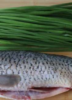 鱼肉还能这么吃？27年来头次见，加把韭菜搅一搅