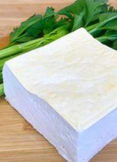 豆腐加芹菜这样做，我家隔2天就吃一次，太香了，饭店都吃不到