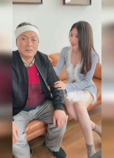 父亲向儿子借钱，儿子的态度却如此冷漠，网友：活该