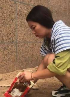 儿子去世后，母亲梦到他想吃鸡腿，母亲买根鸡腿埋进去后怪事发生