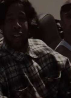 黑人兄弟教你如何在 MV 里帅气摇下车窗