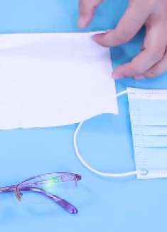 戴口罩戴眼镜起雾怎么办？没想到一张纸巾就解决，方法简单好用