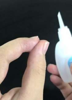 手被502胶水粘住不用怕，教你一招，轻松去除胶水，关键不伤皮肤