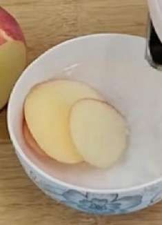 苹果切片用水泡一泡太厉害了，没想到还有这个妙用，学到就是赚到！