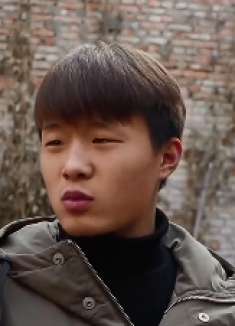 憨货找朋友借钱，朋友一个电话把他吓跑，真是太高兴了