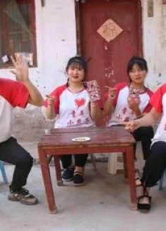 小伙伴一起玩趣果转盘，没想石头幸运女神附身一直被惩罚，太逗了