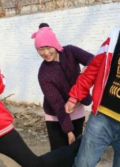 小夏夏不在家，妈妈陪哥哥和小伙伴玩编花篮，编花篮真好玩