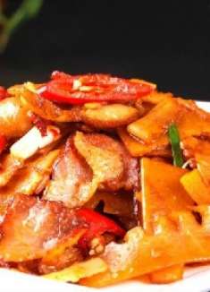 大厨教你地道江南美食“冬笋炒腊肉”做法，冬笋脆爽鲜美腊肉飘香