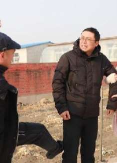 喜剧:媳妇化妆见陌生人,老公偷偷跟踪上去就是一脚