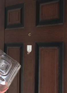 为什么门后一定要挂一个塑料瓶？看完这个视频，才知道还有这作用